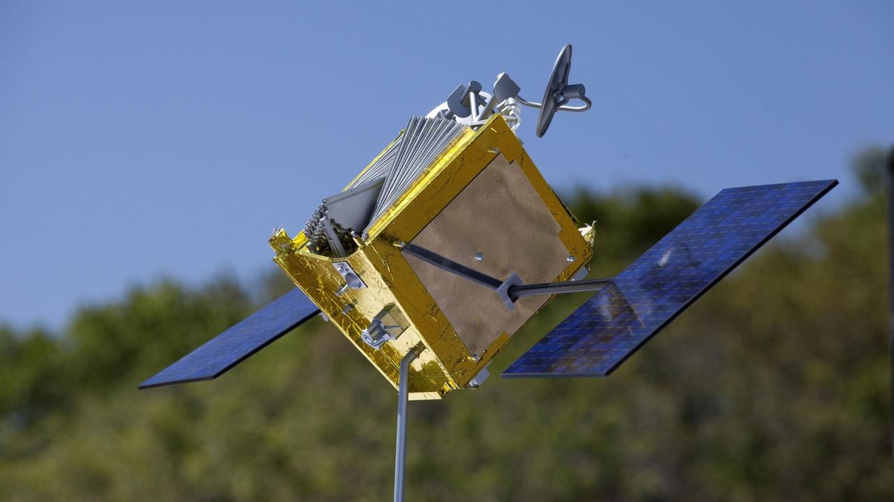 Modell eines OneWeb-Satelliten bei der Projektvorstellung im Kennedy's Exploration Park in Titusville, Florida. (16.3.2017) 