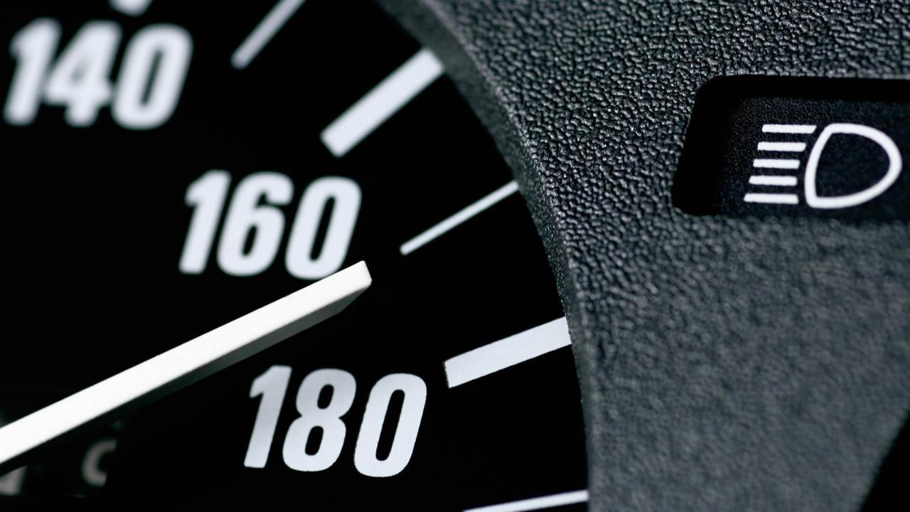 Der Tachometer eines Autos zeigt eine sehr hohe Fahrgeschwindigkeit an