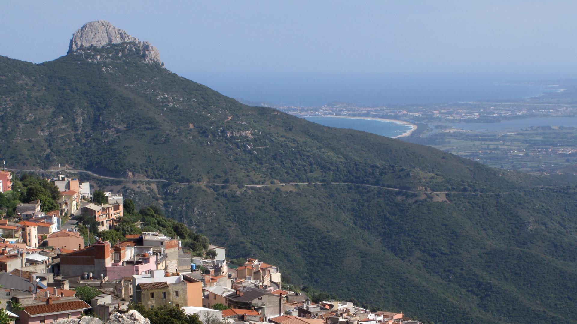 Blick auf die an einem Berghang gelegene Ortschaft Baunei in der Ogliastra auf der italienischen Insel Sardinien (Aufnahme vom 20.05.2010).