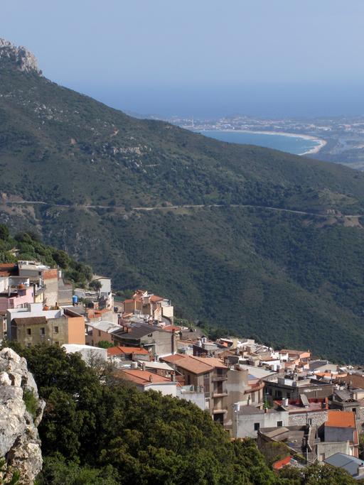 Blick auf die an einem Berghang gelegene Ortschaft Baunei in der Ogliastra auf der italienischen Insel Sardinien (Aufnahme vom 20.05.2010). Als Ogliastra bezeichnet man die südlich des Golfs von Orosei liegende Küstenebene um Tortoli und Arbatax samt der sie umgebenden Berghänge.