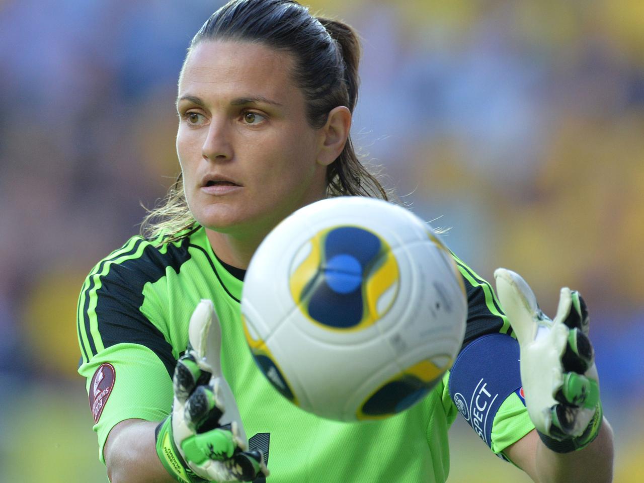 Torhüterin Nadine Angerer fängt einen Ball Torhüterin Nadine Angerer fängt einen Ball