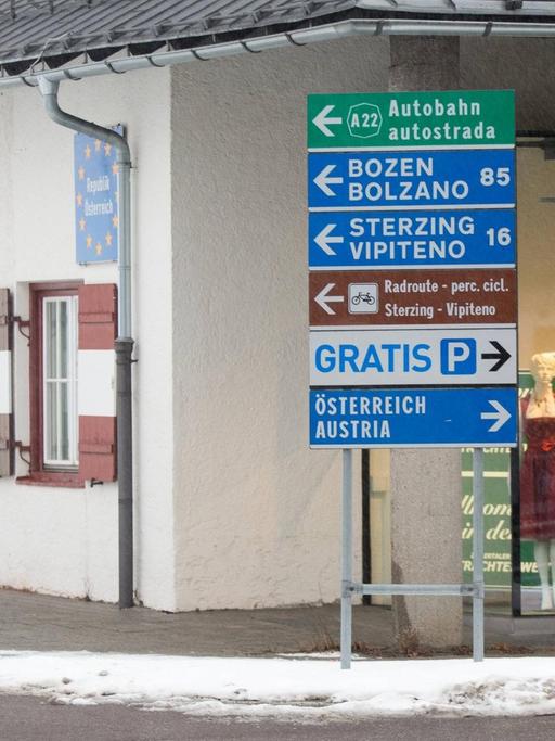 Die ehemalige Grenzstation der österreichischen Zollwache am Bundesstraßengrenzübergang, Fahrtrichtung Tirol, in Gries am Brenner.