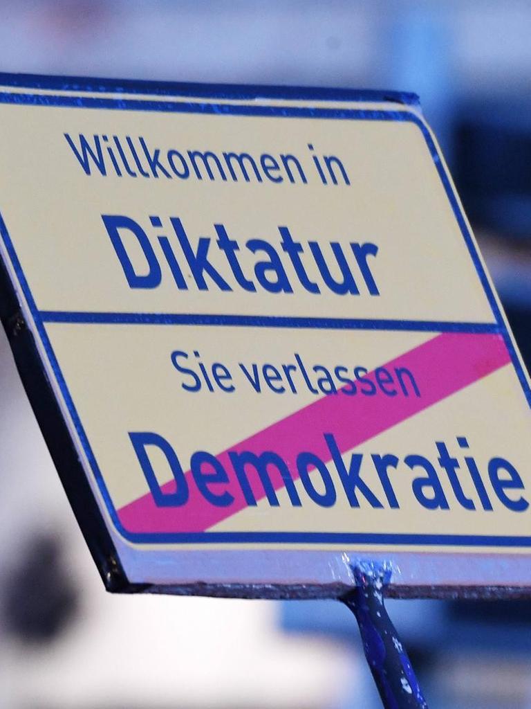 Schild mit der Aufschrift "Willkommen in der Diktatur - Sie verlassen Demokratie" bei der Querdenken-Demonstration in Leipzig am 7.11.2020