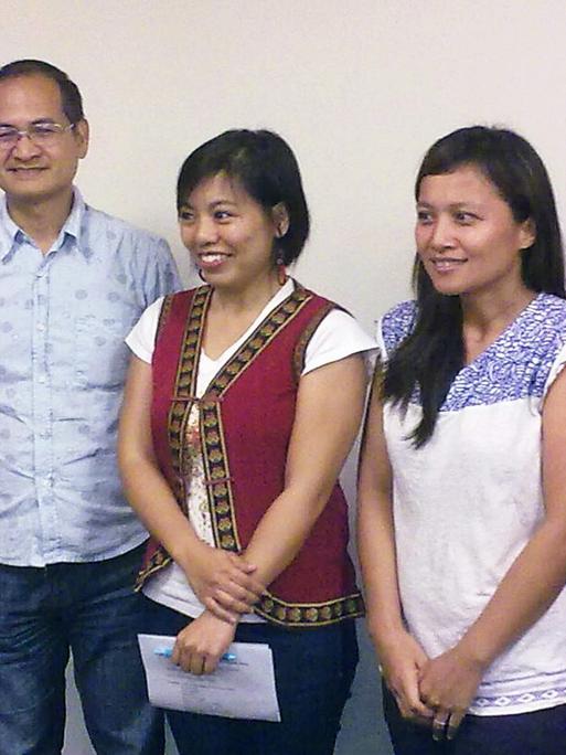Die Wissenschaftlerin Yedda Palemeq (in der Mitte) und ihre Mitarbeiter vom ILRDC zur Wiederbelebung indigener Kultur in Taiwan
