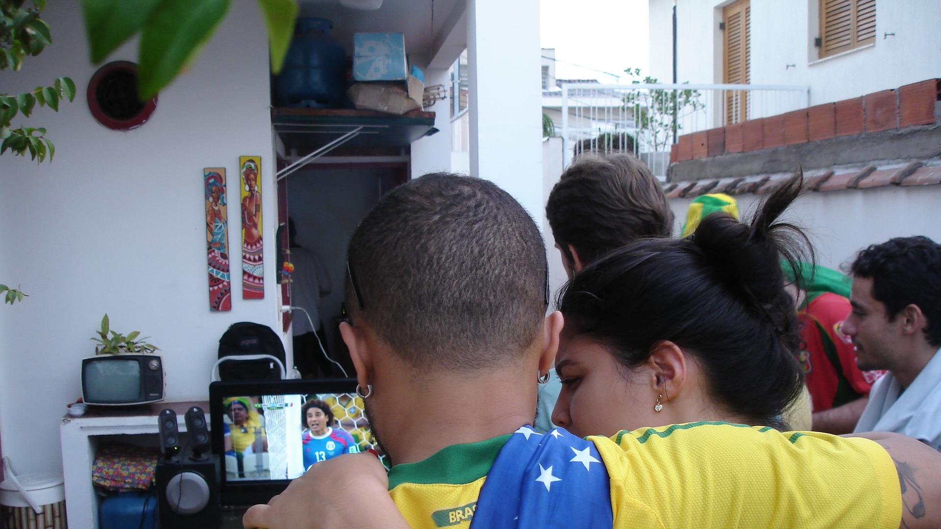 Zwei Brasilien-Fans beim Fußballgucken