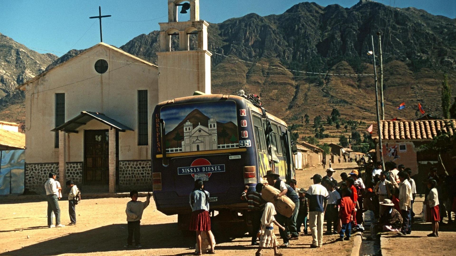 Bewegung kommt in die wartenden Bolivianer, wenn der Bus aus Sucre in dem ca. 3100 Meter hoch gelegenen Ort Potolo hält. Aufnahme von 2002.