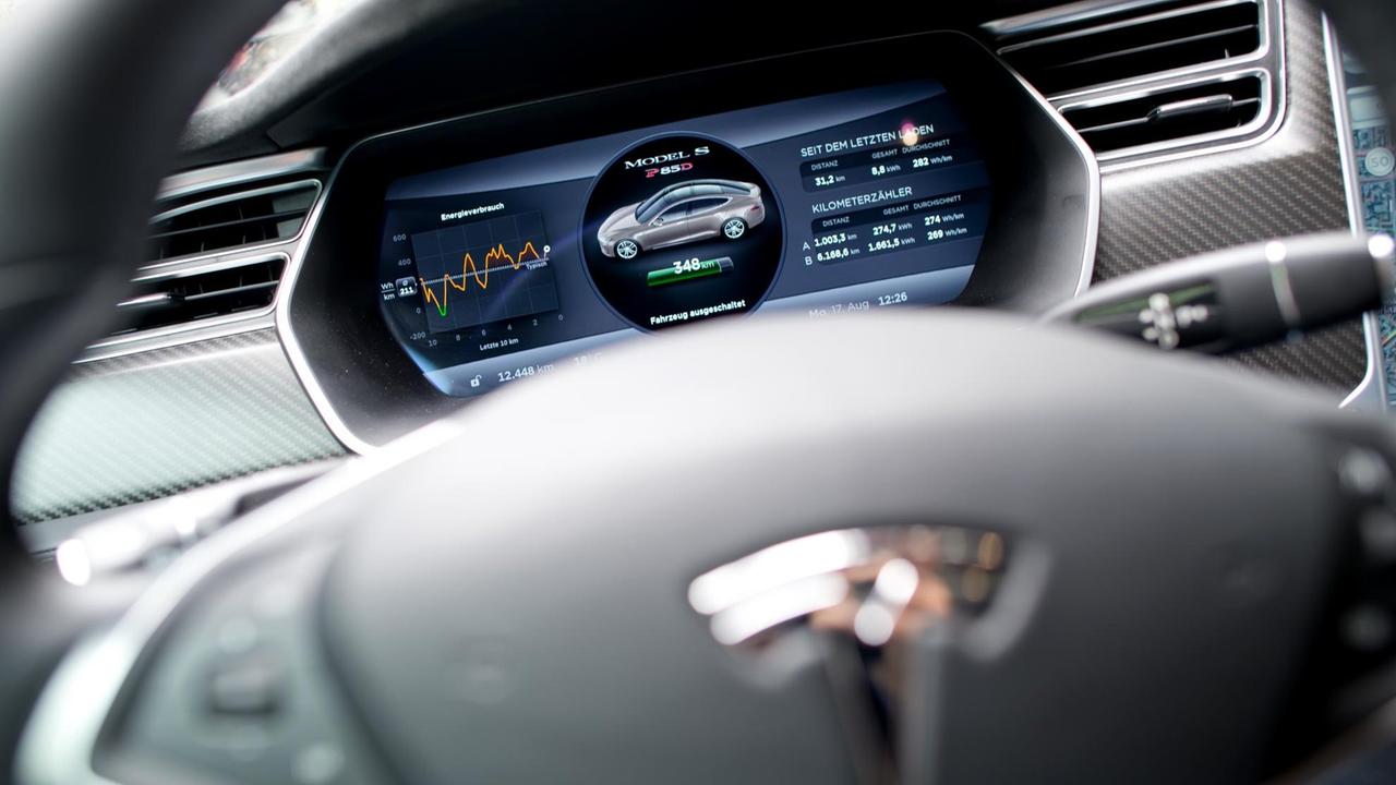 Das Cockpit mit großem Display von einem Tesla Model S