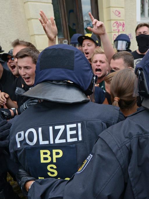 Polizisten üben den Umgang mit Fußballfans