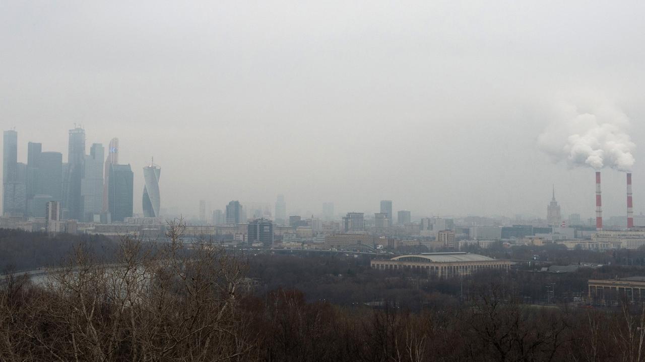 Skyline von Moskau im Smog versunken.