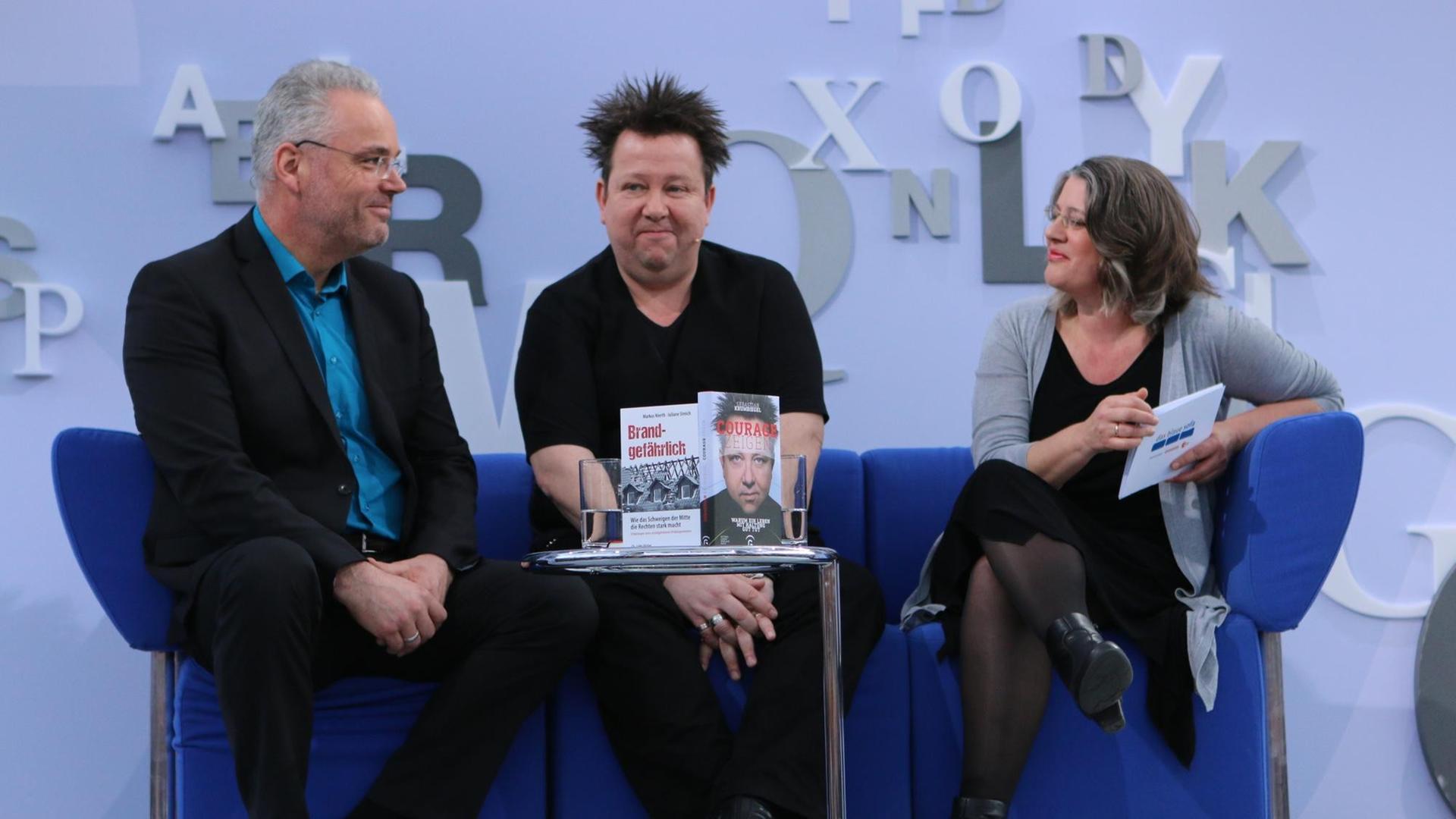 Markus Nierth, Sebastian Krumbiegel und Marie Sagenschneider auf dem blauen Sofa