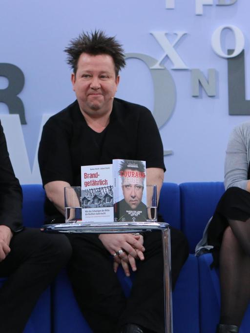 Markus Nierth, Sebastian Krumbiegel und Marie Sagenschneider auf dem blauen Sofa