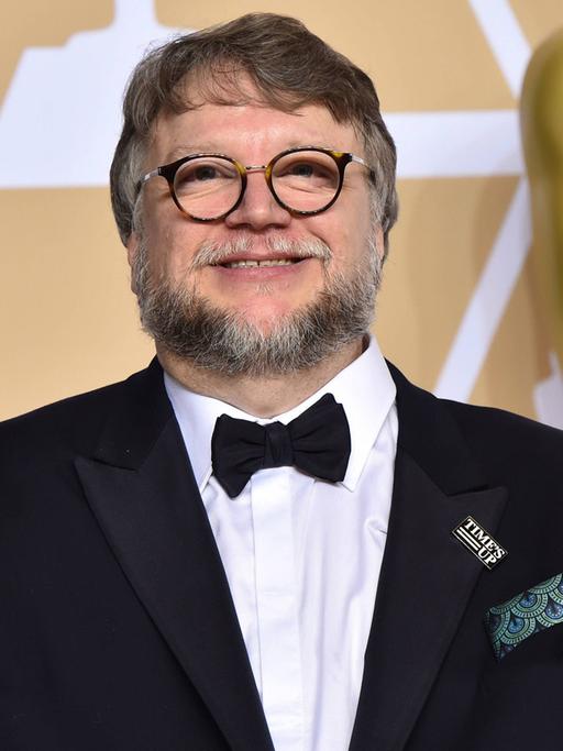 Der Regisseur Guillermo Del Toro nach der Oscar-Verleihung in Los Angeles mit den Trophäen.