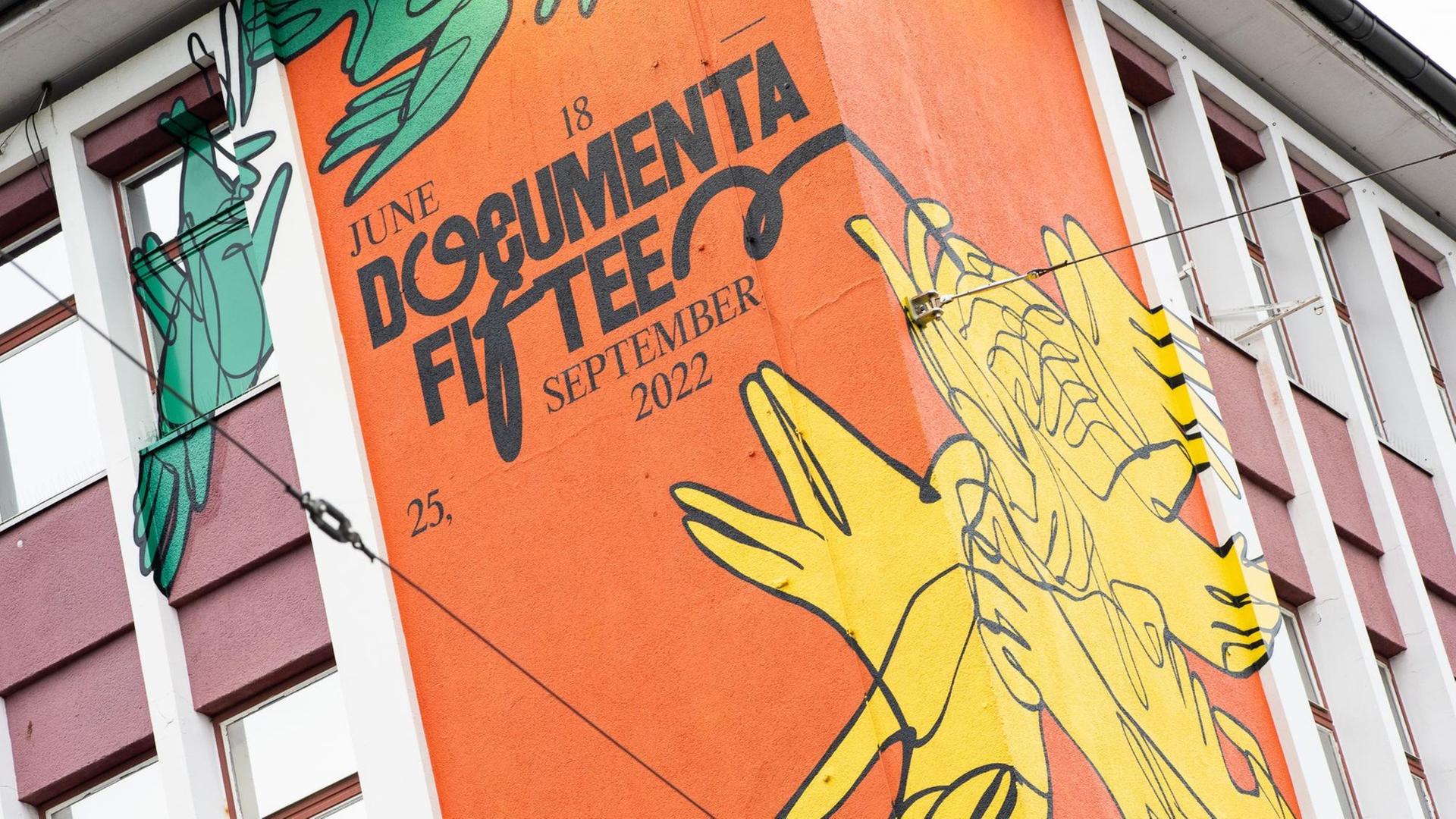Ein Wandbild mit dem neuen Logo der documenta fifteen.