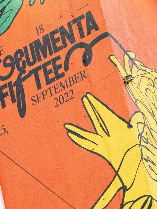 Ein Wandbild mit dem neuen Logo der documenta fifteen ist am sogenannten "ruruHaus" vom indonesischen Kuratorenkollektiv Ruangrupa an einem ehemaligen Sportgeschäft in der Kasseler Innenstadt zu sehen.