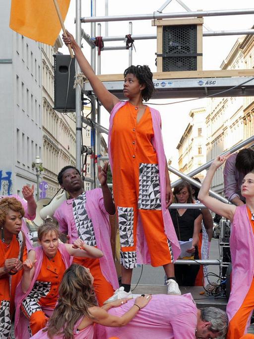 Akteurinnen und Akteuere der Performance "Chöre der Angekommenen. Indiskrete Platzbefragung" am Oranienplatz in Berlin