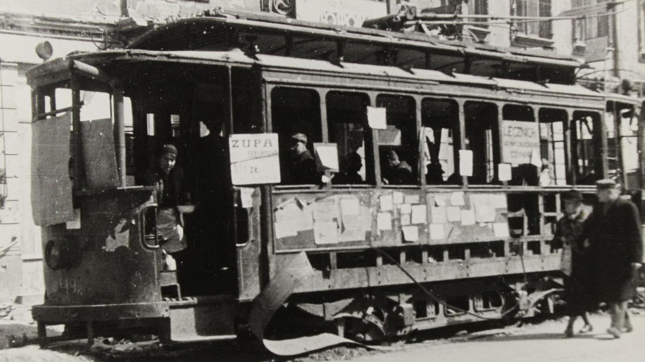 Imbißstand in einem ausrangierten Straßenbahnwagen in Warschau nach der Befreiung 1945.