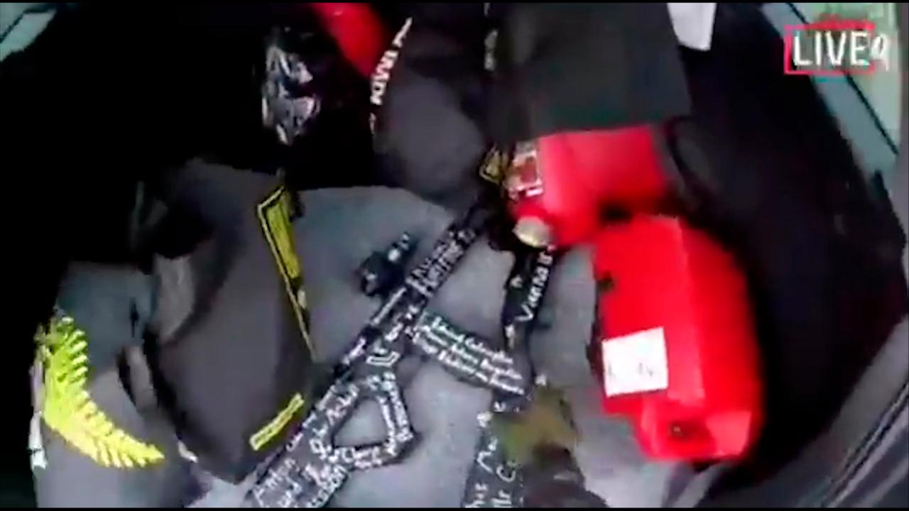 Dieses Bild aus dem Video des mutmaßlichen Schützen zeigt eine Waffe in seinem Fahrzeug. Dieses Bild aus dem Video des mutmaßlichen Schützen zeigt eine Waffe in seinem Fahrzeug.