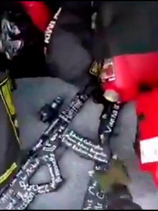 Dieses Bild aus dem Video des mutmaßlichen Schützen zeigt eine Waffe in seinem Fahrzeug.