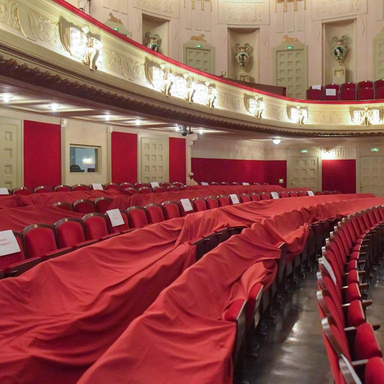 Brandenburg, Cottbus: Abgedeckt sind leere Sitzplätze im Staatstheater Cottbus, das coronabedingt geschlossen ist.