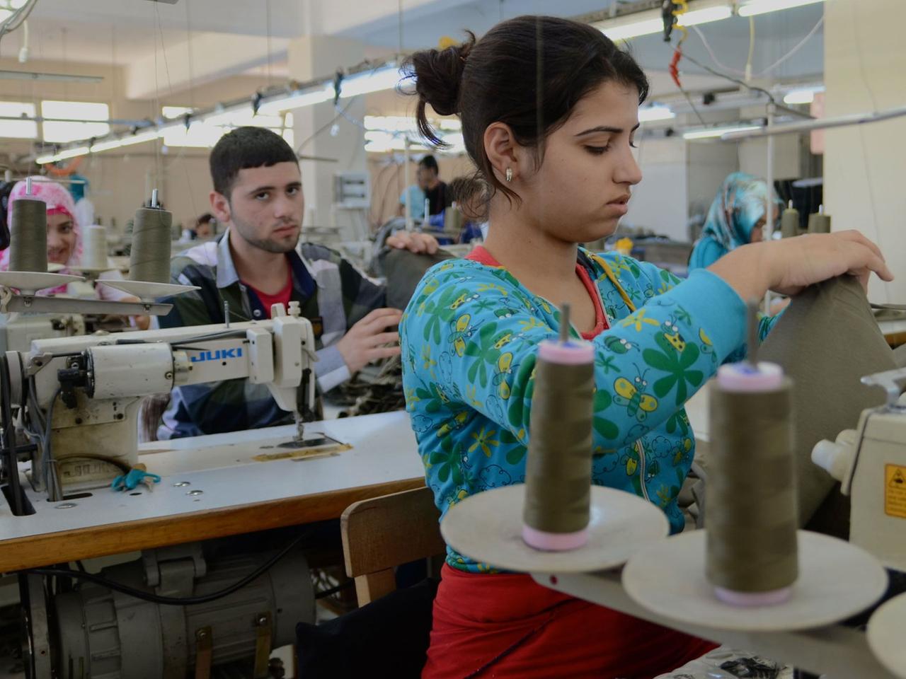 Arbeiter und Arbeiterinnen bei Gülen Tekstil in Izmir fertigen Hosen und Röcke für den deutschen Markt.