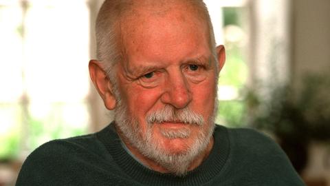 Der Schriftsteller Helmut Heißenbüttel in seinem Borsflether Haus im Kreis Steinburg, aufgenommen am 17.6.1996.