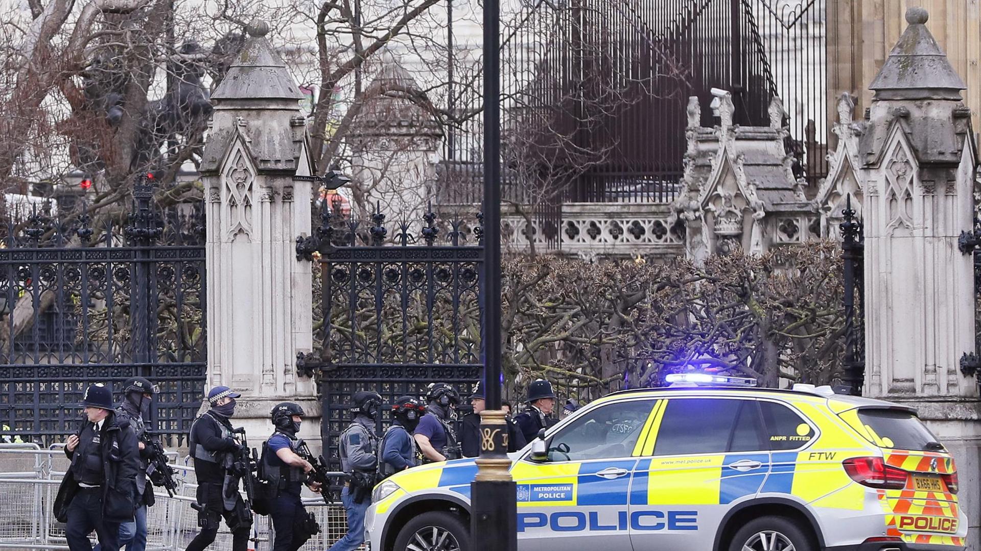 Sicherheitskräfte vor dem Parlament in London.