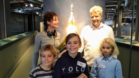 Moderatorin Ulrike Jährling mit 3 Kinderreportern