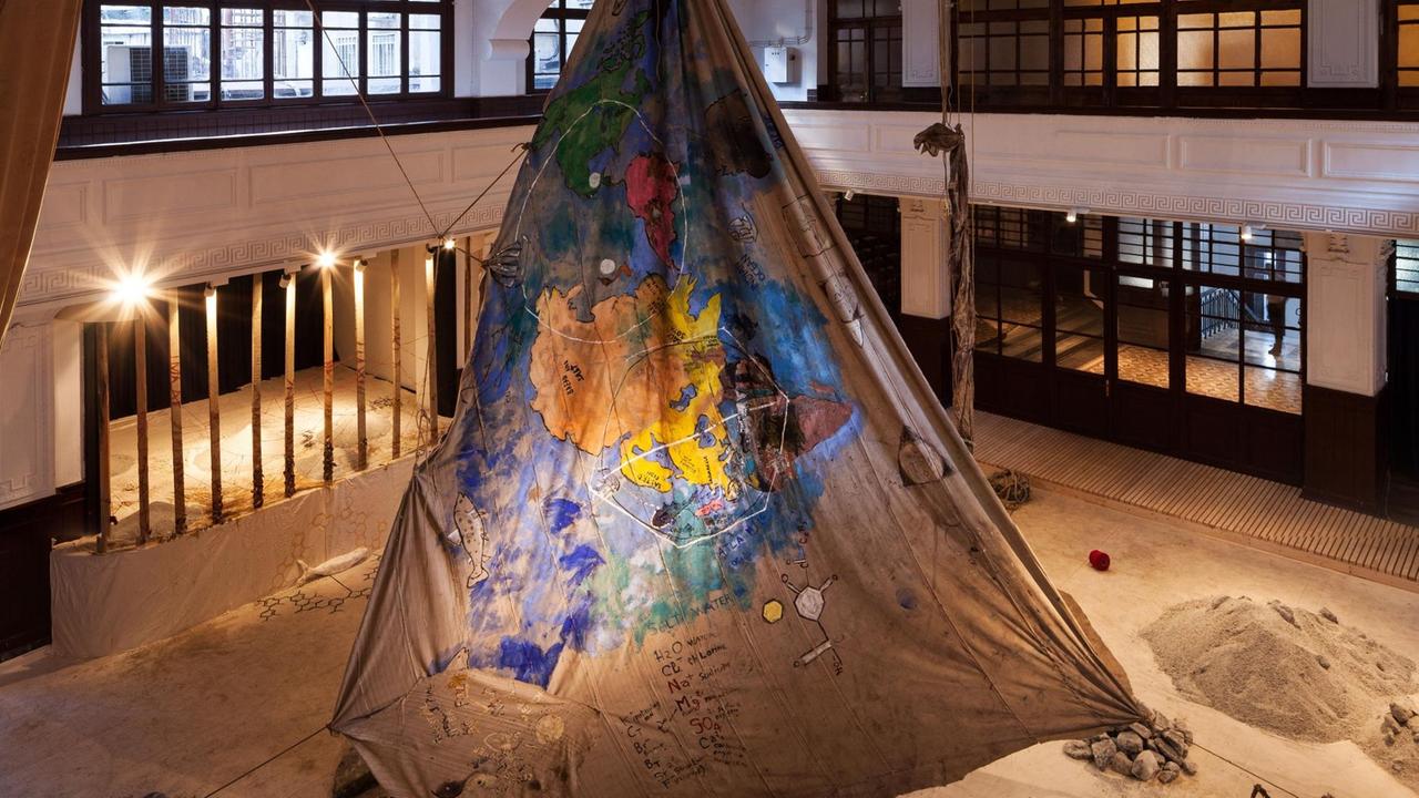 Anna Boghiguian: The Salt Traders, 2015. Ausstellungsansicht 14. Istanbul Biennale 2015. Gesamtdimension variabel. 