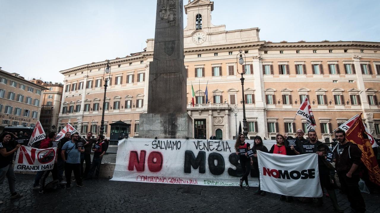 Das Foto zeigt Protestierende gegen das Mose-Projekt am 26. November 2019 in Rom.

