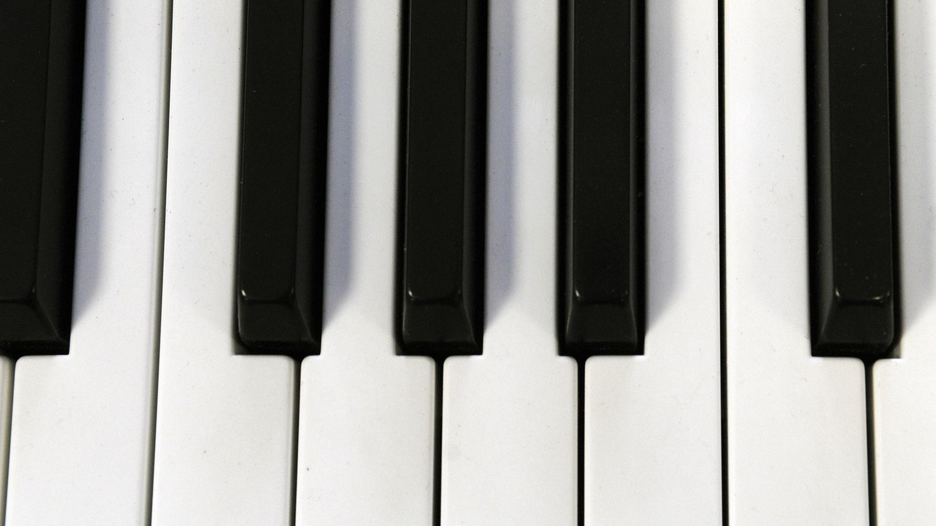 Schwarz-weiße Tasten eines E-Pianos