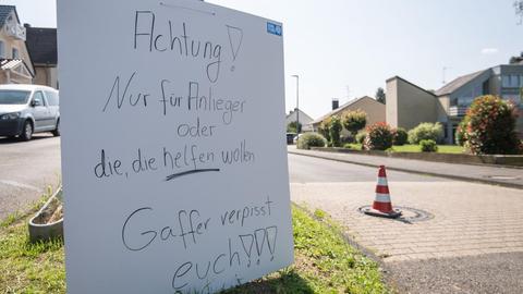 Schild gegen Gaffer in einem der betroffenen Gebiete