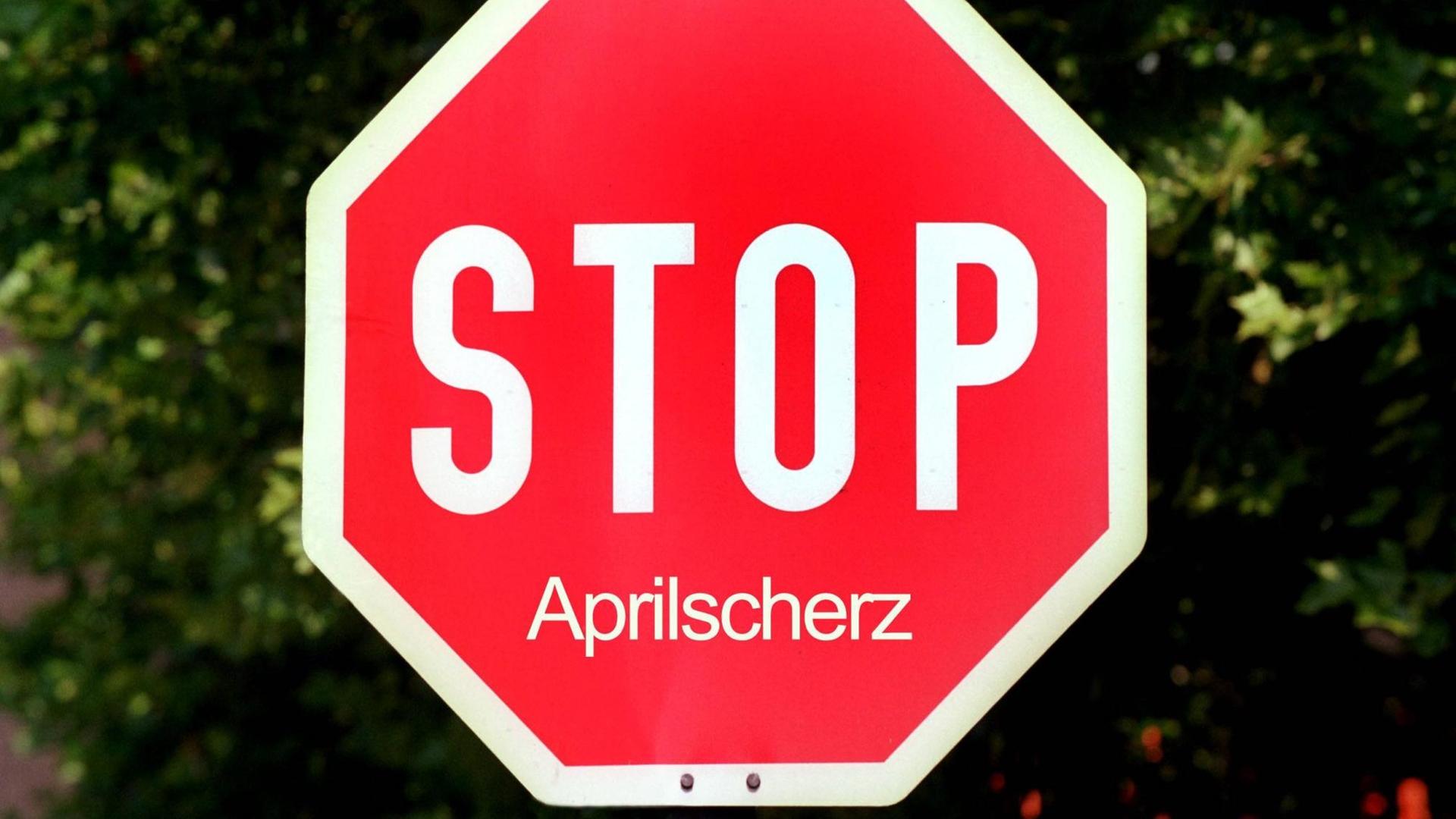 Ein Straßenschild zeigt "Stop Aprilscherz"