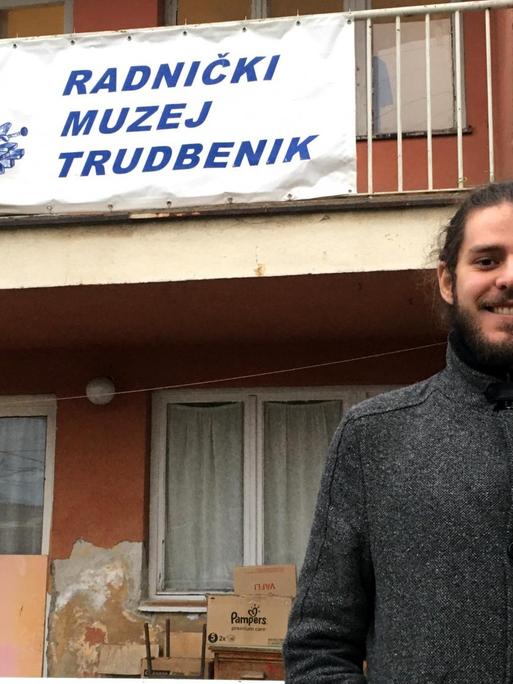 Nemanja Pantović vor dem Arbeitermuseum „Trudbenik“