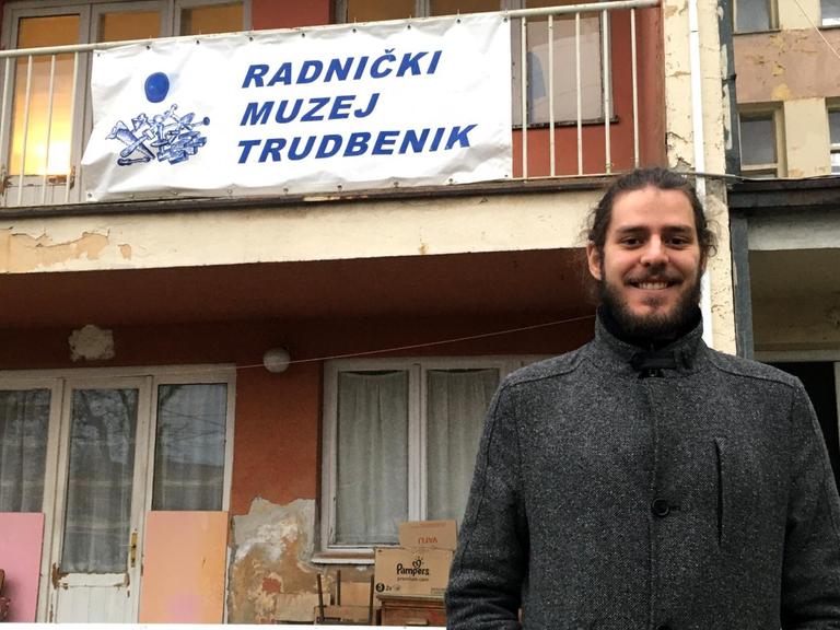 Nemanja Pantović vor dem Arbeitermuseum „Trudbenik“