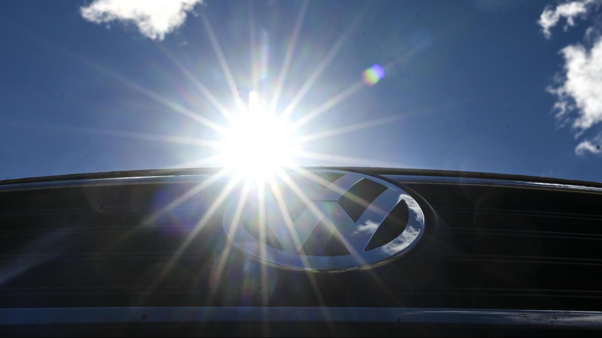 Das Volkswagen-Logo blitzt in der australischen Sonne.