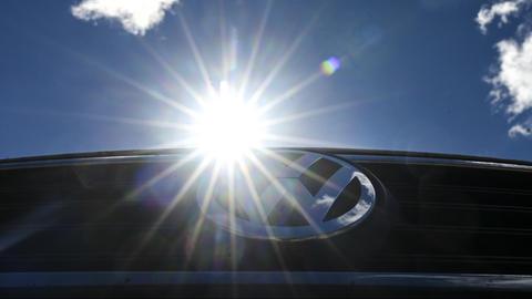 Das Volkswagen-Logo blitzt in der australischen Sonne.