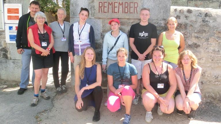 Gruppenfoto mit Freiwilligen des Sommerlagers des Vereins "Aktion Sühnezeichen Friedensdienste im französischen Oradour-sur-Glane