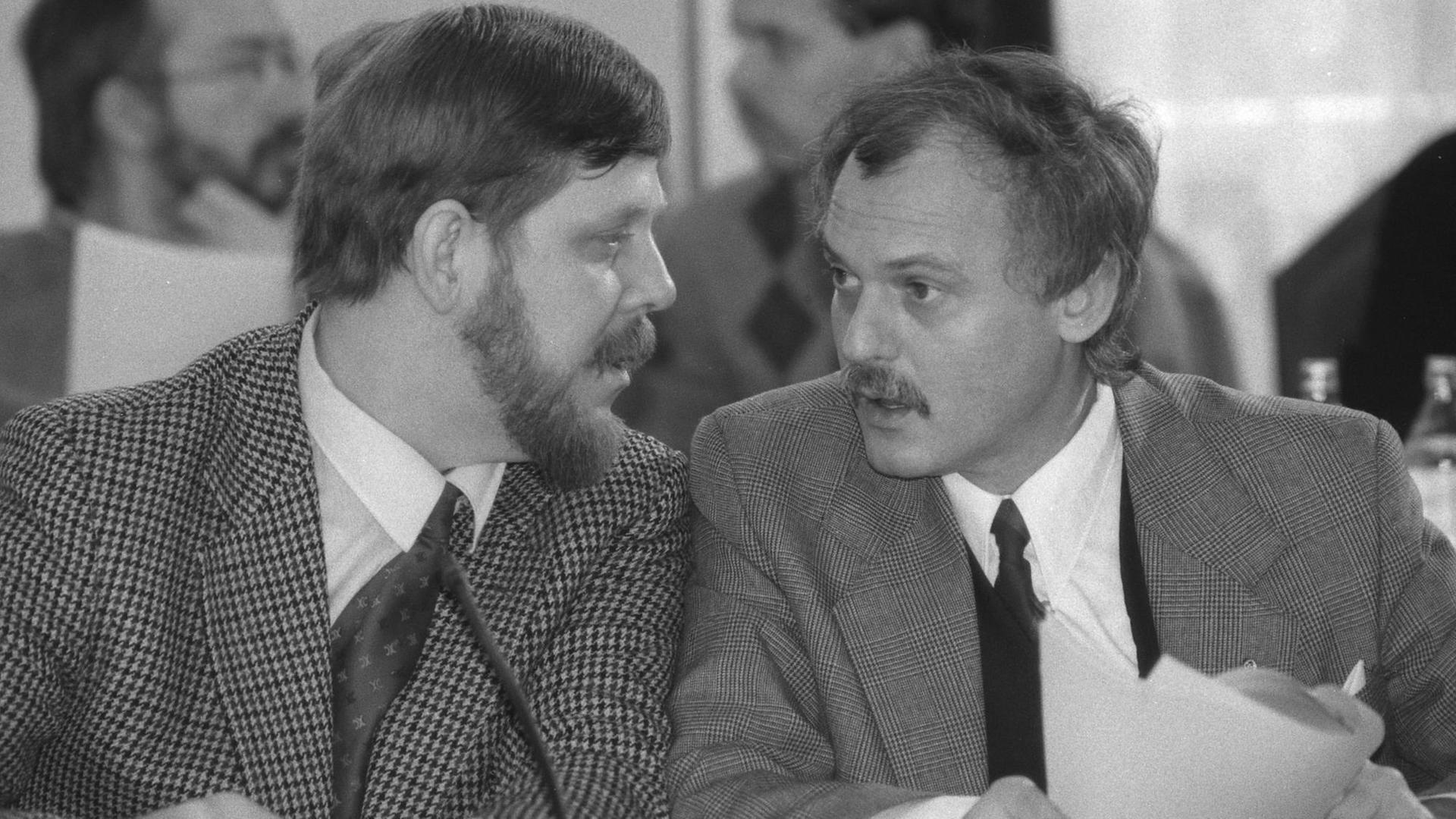 Die Mitbegründer der Sozialdemokratischen Partei SDP (seit 13.1.1990 SPD) Martin Gutzeit (l) und Ibrahim Böhme nehmen im Januar 1990 am Zentralen Runden Tisch im Konferenzgebäude des Ministerrates der DDR am Schloss Niederschönhausen (heute Schönhausen) in Berlin-Pankow teil. Die Mitbegründer der Sozialdemokratischen Partei SDP (seit 13.1.1990 SPD) Martin Gutzeit (l) und Ibrahim Böhme nehmen im Januar 1990 am Zentralen Runden Tisch im Konferenzgebäude des Ministerrates der DDR am Schloss Niederschönhausen (heute Schönhausen) in Berlin-Pankow teil.