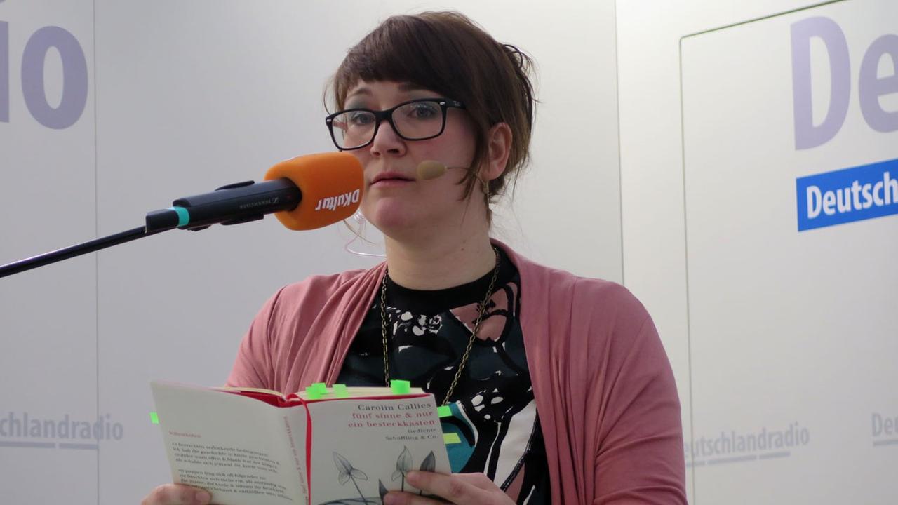 Die Autorin Carolin Callies beim "Bücherfrühling" von Deutschlandradio Kultur auf der Leipziger Buchmesse 2015