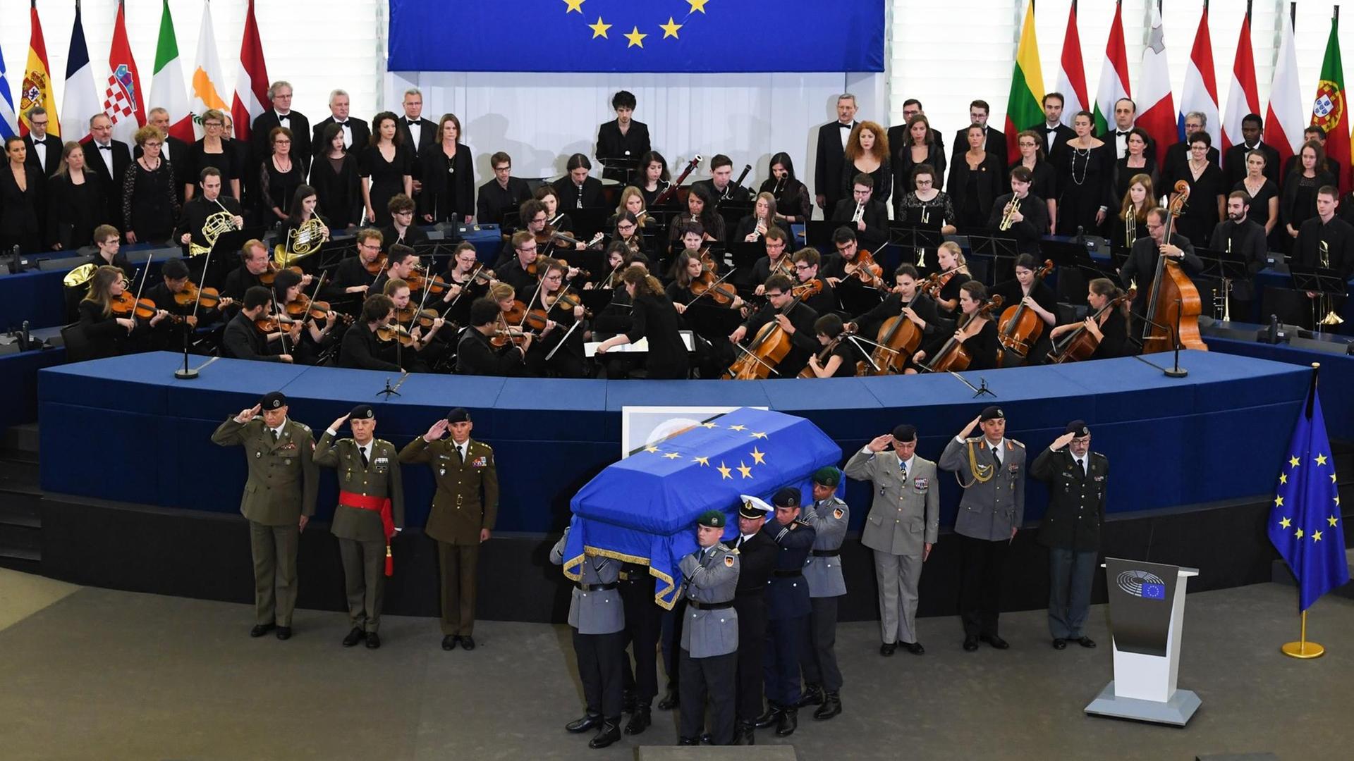 Der Sarg wird am 01.07.2017 nach dem europäischen Trauerakt für den verstorbenen Altkanzler Helmut Kohl im EU-Parlament in Straßburg von Soldaten des Wachbataillon aus dem Saal gebracht.