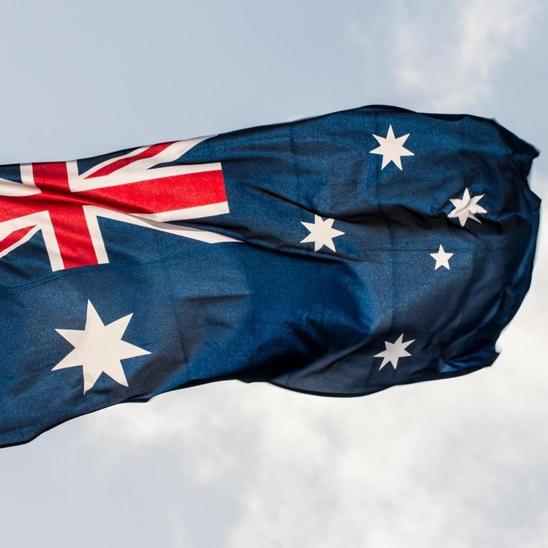 Eine australische Flagge weht im Wind