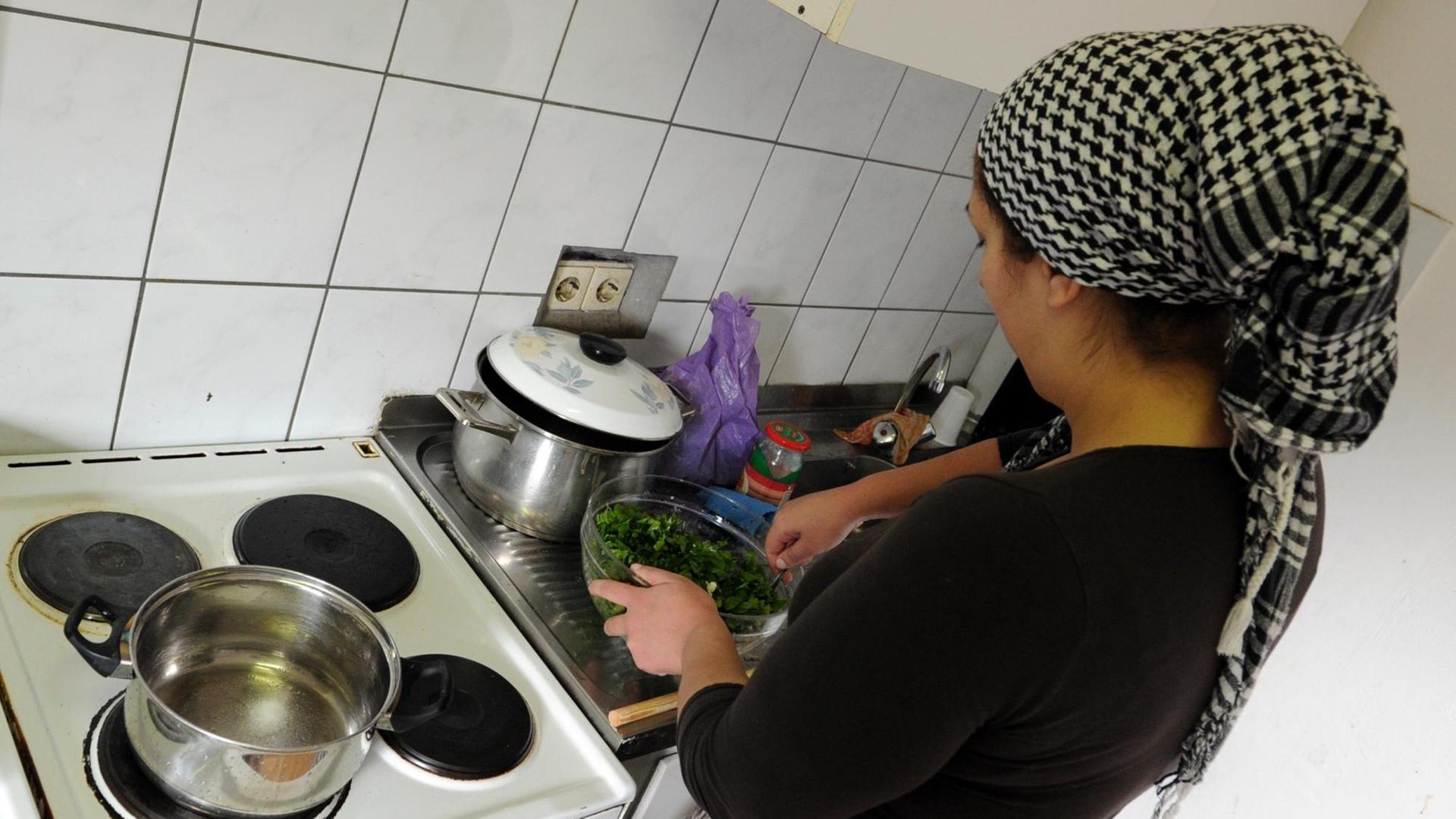 Eine Frau kocht am 04.04.2013 in einer Küche in Tübingen (Baden-Württemberg).