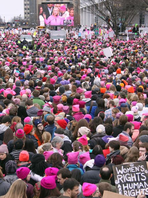 Hunderttausende Menschen demonstrieren in Washington für Frauenrechte, für ein weltoffenes Amerika und gegen US-Präsident Donald Trump. Überall auf der Welt schließen sich Frauen und Männer diesen Protesten an.