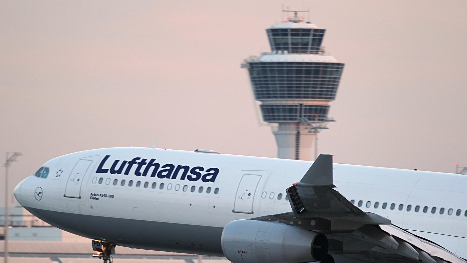 Ein Flugzeug der Lufthansa landet auf dem Flughafen in München