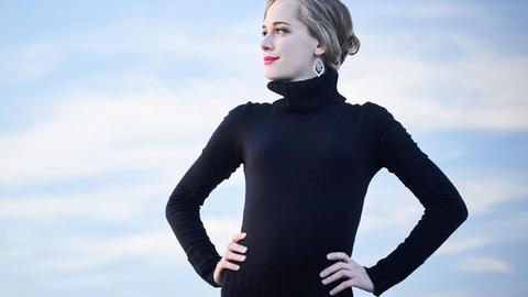 Die Sopranistin Anna Lucia Richter vor freiem Himmel