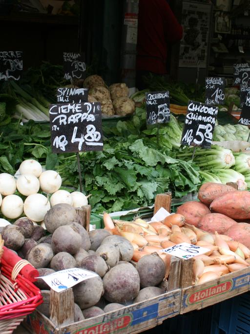 Ein Gemüsestand auf einem Wochenmarkt
