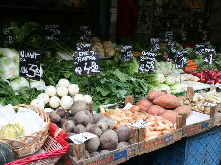 Ein Gemüsestand auf einem Wochenmarkt