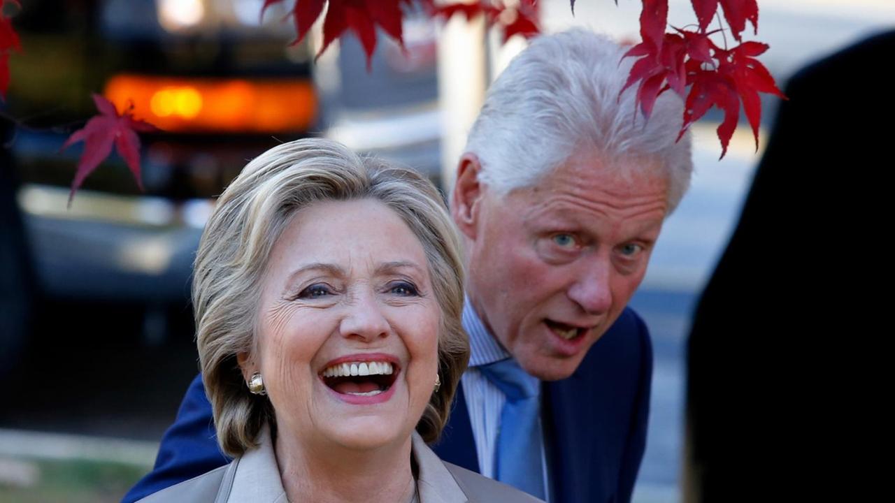 Hillary und Bill Clinton vor ihrer Stimmabgabe in Chappaqua, New York, am 8. November 2016
