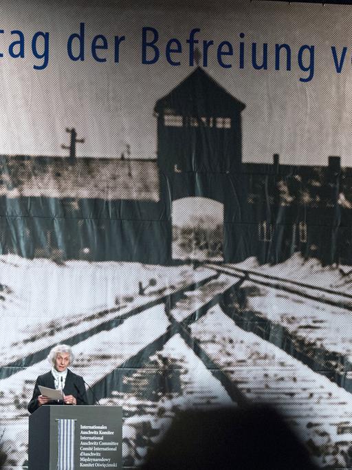 Die Auschwitz-Überlebende Eva Pusztai-Fahidi spricht am 26.01.2015 bei der zentralen Auftaktveranstaltung des weltweiten Gedenkens zum 70. Jahrestag der Befreiung des Konzentrationslagers Auschwitz in Berlin.