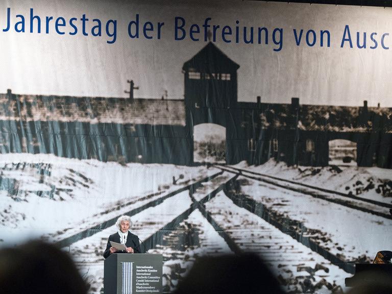 Die Auschwitz-Überlebende Eva Pusztai-Fahidi spricht am 26.01.2015 bei der zentralen Auftaktveranstaltung des weltweiten Gedenkens zum 70. Jahrestag der Befreiung des Konzentrationslagers Auschwitz in Berlin.